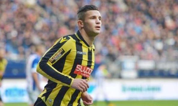 托马斯·弗兰克因指责球迷嘘门将引发争议，面临解雇风险，热刺战绩不佳，球迷矛盾加剧，球队正寻求替补教练。